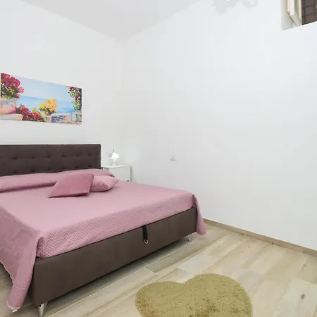 Awesome In Siracusa With Kitchenette Holiday home *